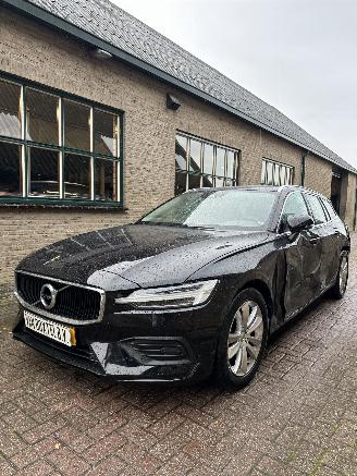Vaurioauto  passenger cars Volvo V-60 2.0 D3 Momentum pro 2020/7