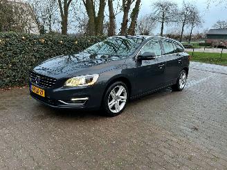 uszkodzony samochody osobowe Volvo V-60 2.4 D6 AWD Plug-In Hybrid Summum 2014/3