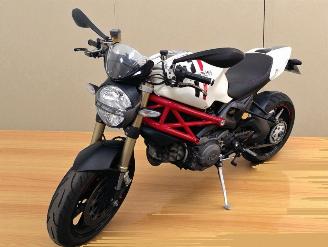 krockskadad bil motor Ducati Monster 1100  2013/4