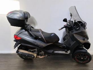 krockskadad bil bromfiets Piaggio  MP3 2012/11