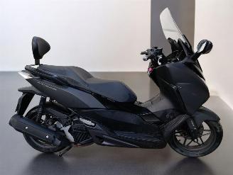 krockskadad bil bromfiets Honda  FORZA 2016/4