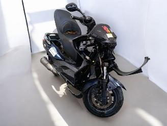 krockskadad bil auto Kymco Compass DINKSTREET 2010/5