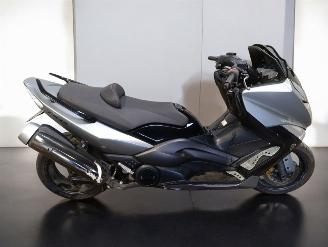 krockskadad bil bromfiets Yamaha  TMAX 2010/1