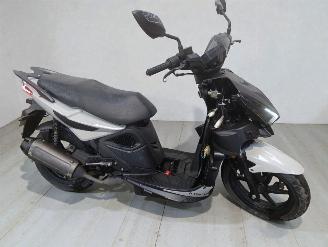 krockskadad bil bromfiets Kymco  SUPER 8 2024/7
