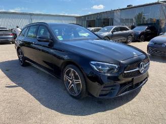 krockskadad bil auto Mercedes E-klasse 300 T AMG Lin *PANO - NAVI - KAM* 2022/2