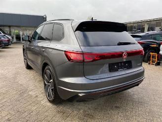 Unfallwagen Volkswagen Touareg R * PANO - AHK - KAM * 2024/7