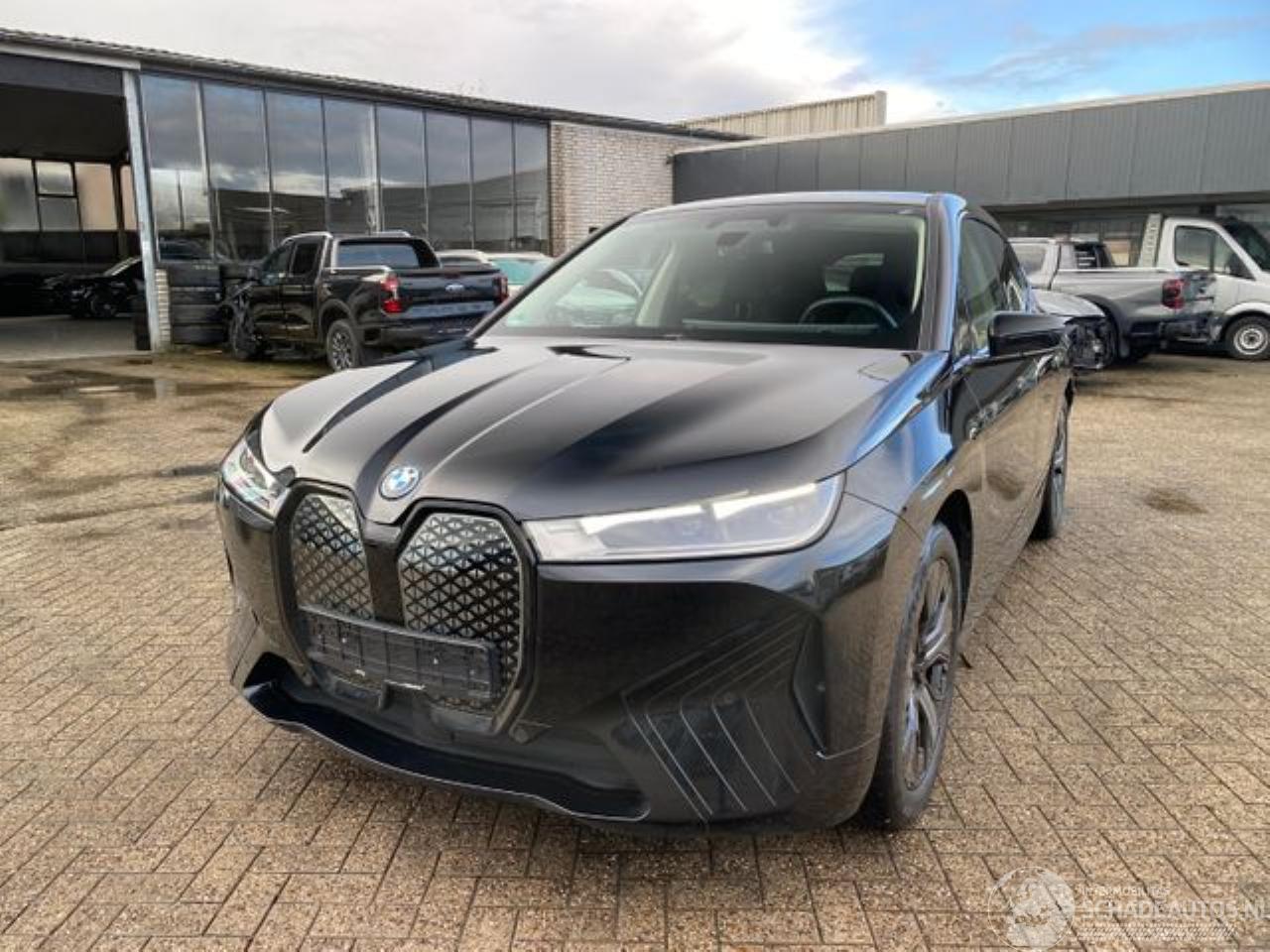 BMW iX 40 xDrive *HEAD-UP - AHK - KAM - NAVI*