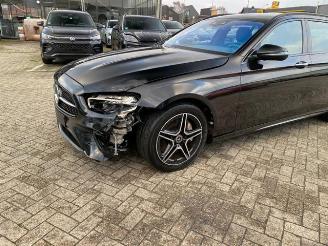 Mercedes E-klasse 300 T AMG Lin *PANO - NAVI - KAM* picture 13