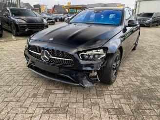 Mercedes E-klasse 300 T AMG Lin *PANO - NAVI - KAM* picture 15