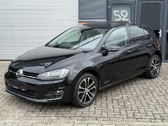 krockskadad bil auto Volkswagen Golf 1.2 TSI Allstar Pano Navi Led Xenon Stoelverw 2017/9
