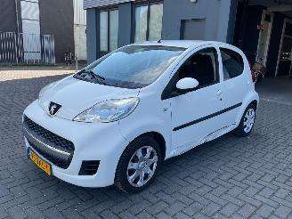 Vaurioauto  passenger cars Peugeot 107 5 Deurs Airco 2012/2