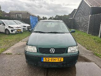 damaged passenger cars Volkswagen Polo Automaat APK 2000/3