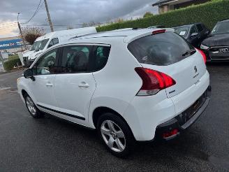 Damaged car Peugeot 3008  2015/10