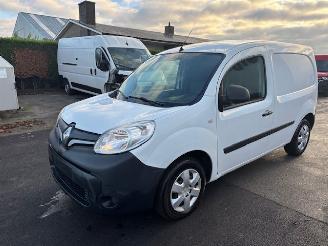 damaged passenger cars Renault Kangoo  2020/2