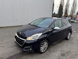 damaged passenger cars Peugeot 208  2019/6