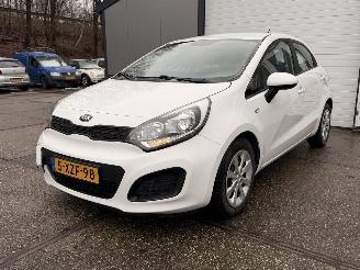 skadebil auto Kia Rio 1.2 CVVT Comfortline Airco NAP! 2014/1
