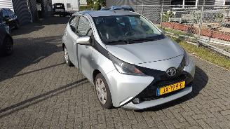 Vaurioauto  passenger cars Toyota Aygo 1.0 VVT-i x-play weinig schade gewoon rijdbaar 2016/1