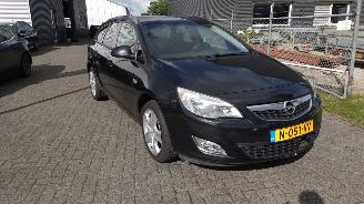 Vaurioauto  passenger cars Opel Astra SPORTS TOURER 1.4 Turbo innovation Sports 2012/1