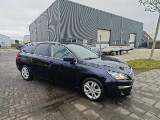 Vaurioauto  passenger cars Peugeot 308 1.2 e-thp bleu lion ex. mooie auto lichte schade ijdbaar 2014/1