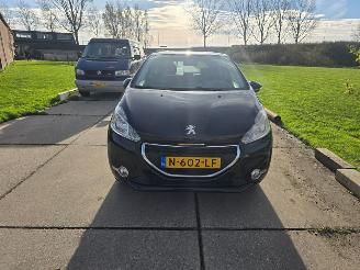 krockskadad bil auto Peugeot 208  2013/4