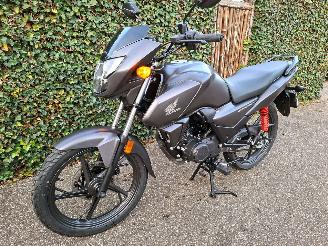 krockskadad bil motor Honda CB 125 F A1 RIJBEWIJS 2025/9