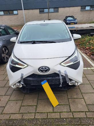 damaged passenger cars Toyota Aygo 1.0 12V VVT-i Hatchback  Benzine 998cc 53kW (72pk) FWD (KGB40) 1KRFE 2020/5