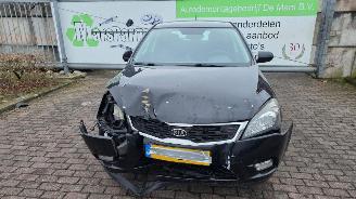 damaged passenger cars Kia Cee d 1.4 CVVT 16V Hatchback 4Dr Benzine 1.396cc 66kW (90pk) FWD 2009-09/2012-12 (EDB5PB; EDB5PD; EDB5PE) G4FA5 2011/7