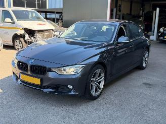 Vaurioauto  passenger cars BMW 3-serie 320i AUTOMAAT NAP XENON 2012/6