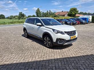 damaged passenger cars Peugeot 5008 1.2i  131pk   navi clima pano  7 zitter 2020/2