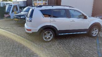 Damaged car Mitsubishi Outlander 2.0 i 147pk automaat 2010/10