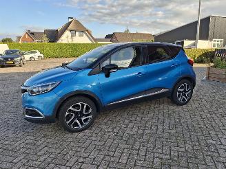 Vaurioauto  passenger cars Renault Captur 1.2 tce  120 pk automaat navi clima 2016/4