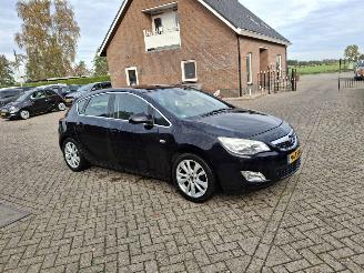 Damaged car Opel Astra 1.4i  140pk cosmo  leer   navi 2010/6
