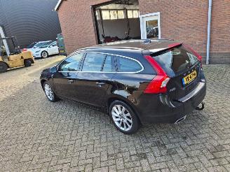 Damaged car Volvo V-60 2.0 d4d automaat navi  leer 2017/12