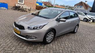 Coche accidentado Kia Cee d 1.6 gdi  135pk   clima 2015/6