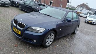 damaged passenger cars BMW 3-serie 320i automaat  airco 2011/2