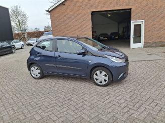 Vaurioauto  passenger cars Toyota Aygo 1.0 vvt x play  automaat  airco 2015/1