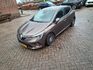 Vaurioauto  passenger cars Renault Clio 1.0 tce 74kw  intens navi 2020/9