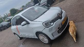 skadebil auto Renault Twingo r80  limitee  vibes  82pk navi  clima 2021/6