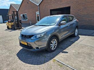 Damaged car Nissan Qashqai 1.2i connecta automaat     navi 2017/2