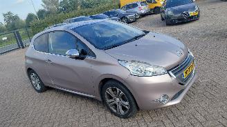 Vaurioauto  passenger cars Peugeot 208 1.2 vti  82pk leer pano   navi 2012/8
