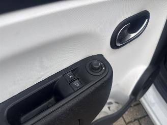 Renault Twingo 1.0SCe LICHTE RIJDBARE SCHADE! BOUWJAAR 2017 88000 KM 4250 EURO picture 8