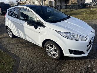 Vaurioauto  passenger cars Ford Fiesta 1.0 WHITE EDITION LICHTE SCHADE RIJDBAAR BOUWJAAR 2016 4150 EUR 2016/3