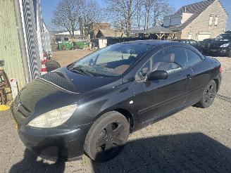krockskadad bil auto Peugeot 307 307 CC 2.0-16V KOPPELING KAPOT BOUWJAAR 2005  899 EURO VAST 2005/6