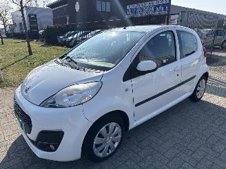 Unfallwagen Peugeot 107 1.0 ACTIVE RIJDBAAR 104000 KM BOUWJAAR 2014 SCHERP 2200 EURO 2014/1