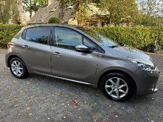 uszkodzony samochody osobowe Peugeot 208 1.2 Style 5DRS NAVI AIRCO 2015/1