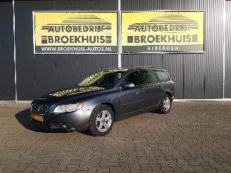 Vaurioauto  passenger cars Volvo V-70 2.4D Momentum 2008/9