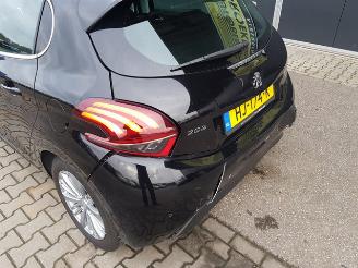 Peugeot 208 1.2 PureTech Allure picture 10
