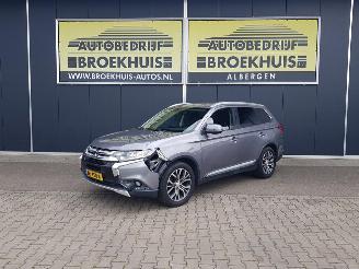 Vaurioauto  passenger cars Mitsubishi Outlander 2.2 DI-D Instyle 4WD 7-persoons 2015/9