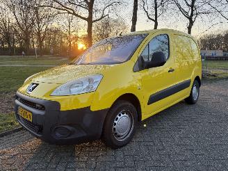 krockskadad bil auto Peugeot Partner 2008/1
