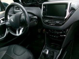 Peugeot 2008 1.2 Allure picture 23